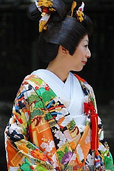 現今在日本，還是有很多新娘喜歡選擇艷麗的傳統嫁衣，來完成他們的終身大事。