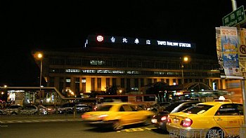 晚上八點的台北車站