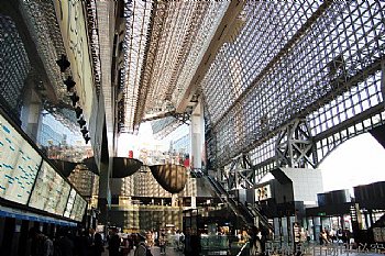 京都車站的現代化建築，在這個古老城市中顯得特亮眼，融合了交通運輸、購物百貨、餐飲商街及旅遊住宿等多面向功能。