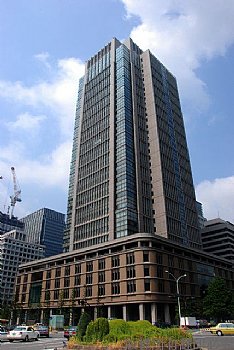 古蹟與大樓並存-東京車站附近有幾棟新舊並存的建築物，完整保留原本的幾層古蹟外觀，而從中間增加了好幾十層的現代大樓。