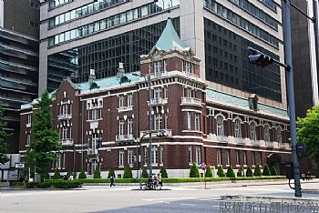 東京車站附近有幾棟新舊並存的建築物，完整保留原本的幾層古蹟外觀，而從中間增加了好幾十層的現代大樓。
