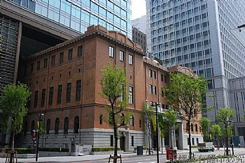 東京車站附近有幾棟新舊並存的建築物，完整保留原本的幾層古蹟外觀，而從中間增加了好幾十層的現代大樓。