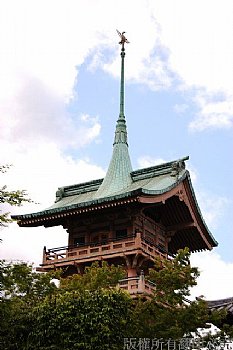 京都-大雲院的木造佛塔，多了一支有鳳凰的塔尖，有別於其他寺院的木塔。