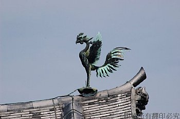 京都-宇治平等院-鳳凰堂屋頂的鳳凰銅雕。
