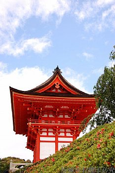 京都-清水寺入口的山門-仁王門，造型美觀用色大膽，使非常搶眼的木造牌樓。