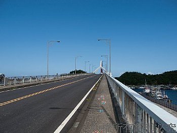 南方澳大橋，於1998年6月落成通車，跨越蘇澳港與南方澳漁港.