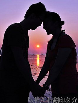 浪漫的夕陽海邊情侶