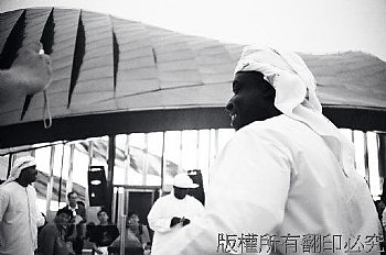 上海世博阿拉伯館的表演活動，表演者走到路上和民眾一起跳舞
