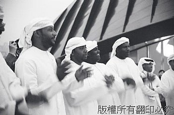 上海世博阿拉伯館的表演活動，表演者走到路上和民眾一起跳舞