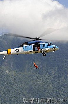 參訪花蓮空軍基地的海鷗救難直升機操演。