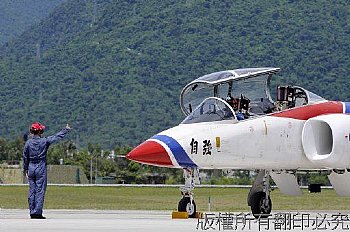 空軍雷虎特技飛行小組於花蓮基地的表演。