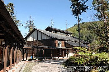 921災後重建的綠色森林小學，木構造建築的示範案，依山而建的配置，真實展現台灣生命力的重建個案。能夠在這邊上學，從邊畢業是福氣；到這裡學習參訪，是幸福。