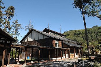 921災後重建的綠色森林小學，木構造建築的示範案，依山而建的配置，真實展現台灣生命力的重建個案。能夠在這邊上學，從邊畢業是福氣；到這裡學習參訪，是幸福。