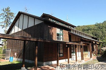 921災後重建的綠色森林小學，木構造建築的示範案，依山而建的配置，真實展現台灣生命力的重建個案。能夠在這邊上學，從邊畢業是福氣；到這裡學習參訪，是幸福。