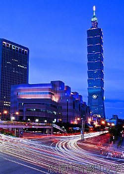 台北101大樓夜色車流