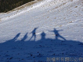 踏雪而行的經驗，讓人驚豔，皚皚白雪，總是引著你不由自主的讚嘆連連，那山，總能變幻神奇的魔法招搖你，你來了，就得解放，心曠神怡，豁然開朗。