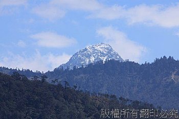 武陵農場之雪山登山口望中央尖山