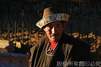 林芝路旁著傳統藏福的老人,單純信任的眼神
