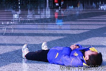 小太陽和媽媽去機場送機,媽媽和爺爺聊天,他居然在機場大廳的地板上睡著了