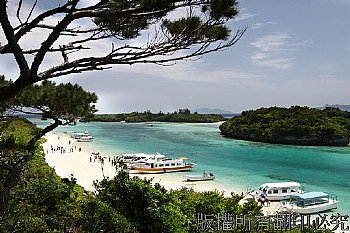 川平灣旁準備載遊客去遊覽的玻璃船