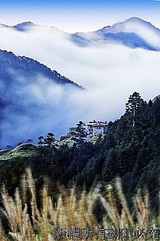 合歡山之晨是攝影者的天堂，利用大自然的景觀再加以前景製造更深的景深創建出一幅即透視又立體的優質影像。