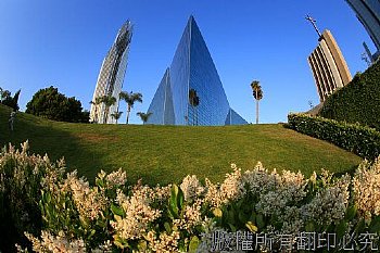 位於加州橘郡（Orange County）的水晶大教堂，創建於1955年，是南加州的一個著名地標。這座教堂使用了超過一萬個玻璃窗格，教堂內有一巨大管風琴，旁邊有一個高塔，亦由鋼管和玻璃建造，因此在日落時分，夕陽的反射與天色的轉變，結合為一個十分夢幻的絕景。