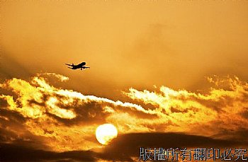 夕陽下的飛機剪影