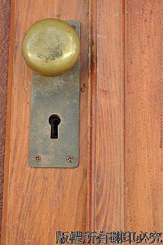 剝皮寮文創區的門把，木質部分的紋理與色澤，以及門把的斑剝，雖是古蹟重建，卻也歷經時間的潤澤。