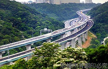 四.五月間桐花開限定版的五楊高架高速公路.