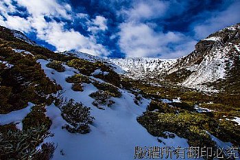 雪山圈谷流雲海