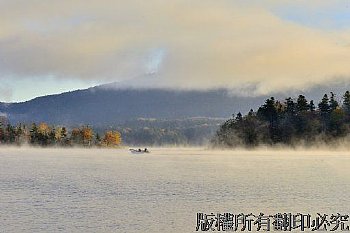 阿寒湖秋天早晨氣溫很低,湖面一層薄霧搭配船行其上