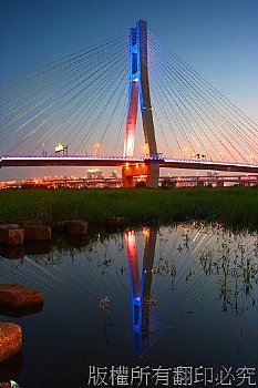 通車後的新北大橋,連絡板橋至三重最快速橋梁,晚上點燈格外漂亮