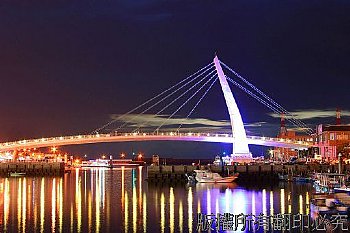 淡水漁人碼頭的情人橋,夜幕下的精彩