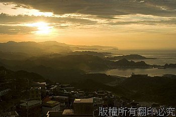 九份的夕陽落在海裡