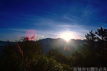 清晨的太緩緩從山後蹦出
