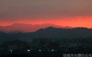 夕陽染紅了無邊的天際