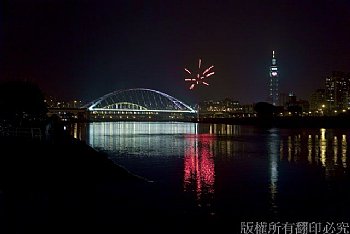 101大樓煙火 橋 光影倒影