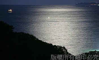 夜間的海面在月光照耀下,相當有詩意