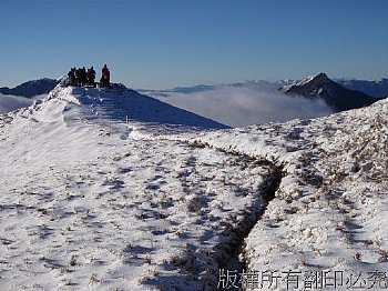 能高北峰（南華山）--海拔3184公尺～～兩波鋒面之間的空檔，積雪盈尺～天沒亮就往山頂出發，真是披著星戴著月地往山裡去，天氣出奇的好，星子點點伴著月兒彎彎，雪霽天晴朗，莫此為甚，氣象局的預報，這次百分之百的準驗。