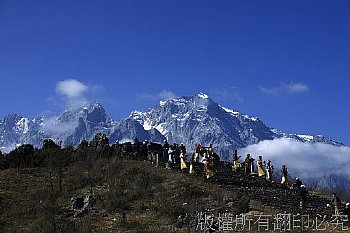 雲南麗江玉龍雪山下的各民族祭天