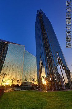 位於加州橘郡（Orange County）的水晶大教堂，創建於1955年，是南加州的一個著名地標。這座教堂使用了超過一萬個玻璃窗格，教堂內有一巨大管風琴，旁邊有一個高塔，亦由鋼管和玻璃建造，因此在日落時分，夕陽的反射與天色的轉變，結合為一個十分夢幻的絕景。